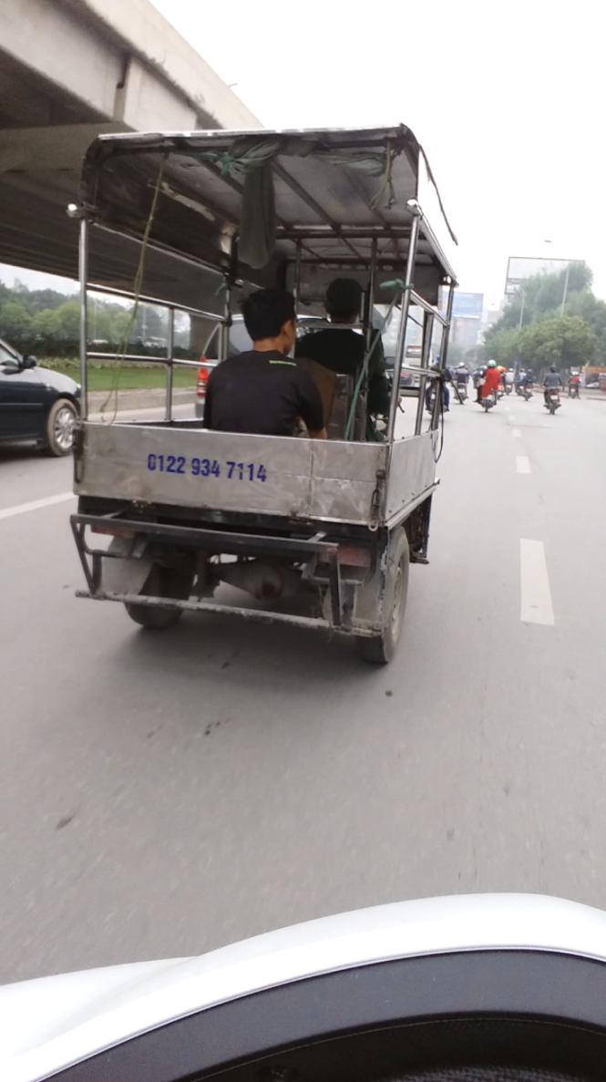 Chiếc xe ba bánh này đã lắp thêm còi rú ưu tiên của xe cảnh sát trong khi chạy trên đường - Ảnh: Quang Thế