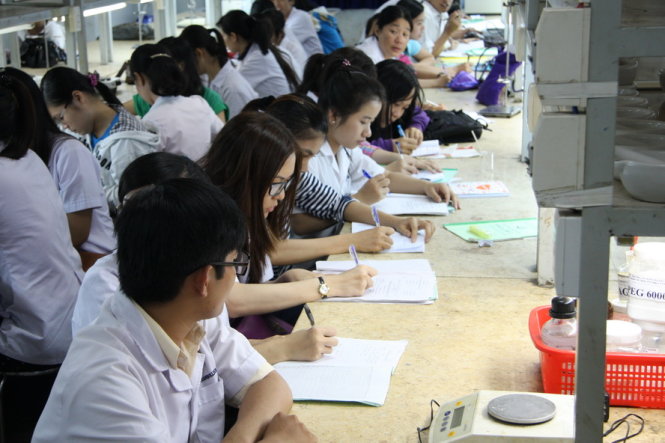 Sinh viên CĐ dược Trường ĐH Nguyễn Tất Thành trong giờ học tại phòng thí nghiệm. Ảnh: Trần Huỳnh