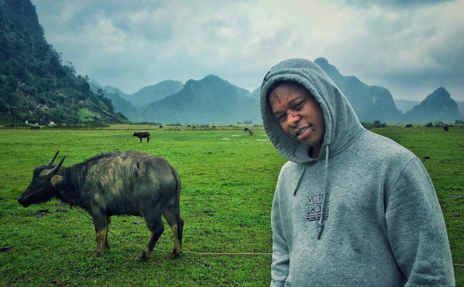 Jason Mitchell trước cảnh đồng núi bao la ở Quảng Bình