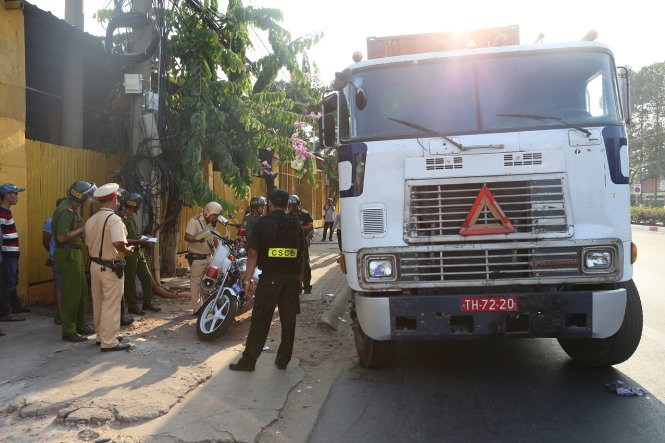 Công an tỉnh Bình Dương lập biên bản các xe vi phạm - Ảnh: B.Sơn 