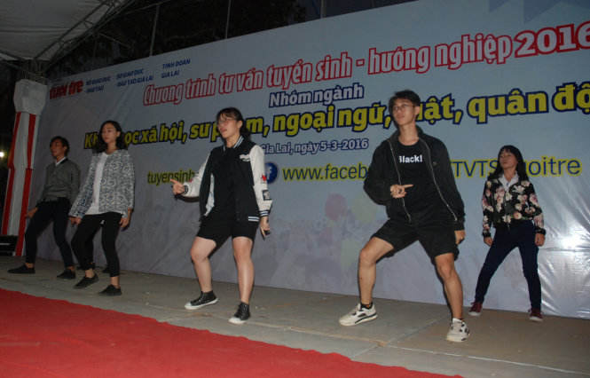 Các bạn trẻ tập dượt lần cuối các tiết mục văn nghệ, chuẩn bị cho chương trình tư vấn tuyển sinh - hướng nghiệp vào sáng 5-3 tại Nhà văn hóa Thanh thiếu nhi tỉnh Gia Lai - Ảnh: B.D.