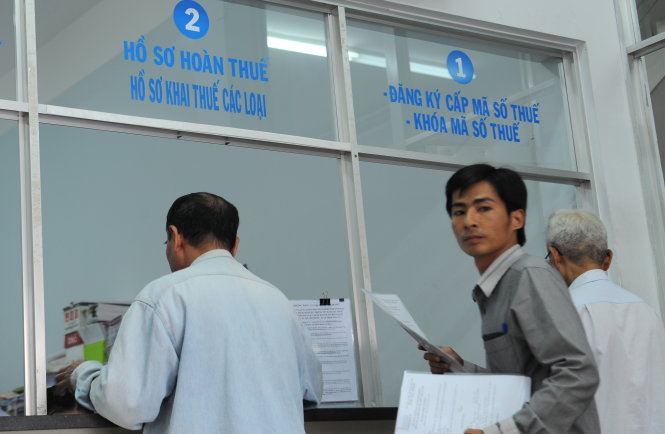 Đại diện doanh nghiệp làm thủ tục hoàn thuế tại một chi cục thuế ở TP.HCM - Ảnh: Tự Trung