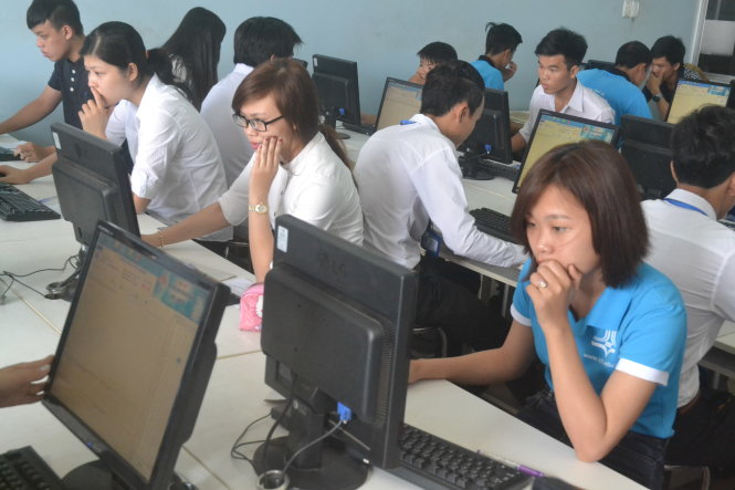 Các thí sinh chăm chú làm bài thi phần lý thuyết - Ảnh: Quang Phương