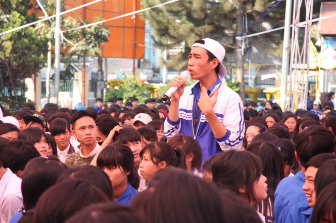 “Thầy cô ơi em muốn hỏi?” - học sinh đặt câu hỏi trực tiếp trong phần tư vấn chung tại chương trình tư vấn tuyển sinh - hướng nghiệp ở Gia Lai sáng 5-3 - Ảnh: Trần Huỳnh
