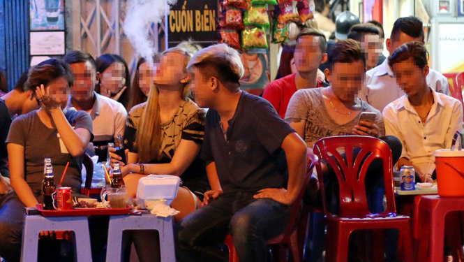Hơn 1g sáng 5-3, rất đông bạn trẻ vẫn còn ngồi nhậu, đốt thuốc trên đường Bùi Viện, Q.1, TP.HCM - Ảnh: Ngọc Hiển