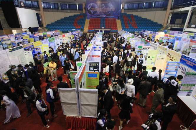 Đông đảo người dân, học sinh đến dự triển lãm của Hội thi khoa học kỹ thuật cấp quốc gia dành cho học sinh khu vực phía Bắc - Ảnh: Tiến Thắng