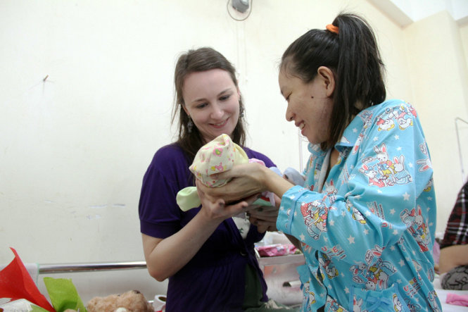 Chị Nga và ân nhân của mình-bác sĩ Fiona Sutton Julia cùng đứa con trai ra đời trên máy bay - Ảnh: Đoàn Cường
