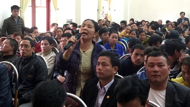Vợ một ngư dân phát biểu tại buổi đối thoại - Ảnh: Xuân Long