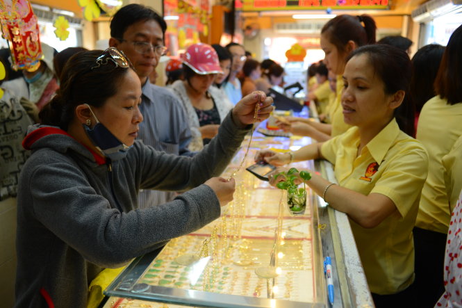 Nhiều chuyên gia cho rằng vàng không còn là kênh hấp dẫn đối với nhà đầu tư và ngay cả người dân, sau khi Ngân hàng Nhà nước siết chặt quản lý thị trường này - Ảnh: Quang Định