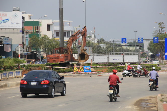 Sở GTVT Đà Nẵng tiến hành cải tạo vòng xoay cầu Nguyễn Tri Phương - Ảnh: TRƯỜNG TRUNG.