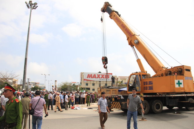 Hiện trường vụ tai nạn giao thông do xe ben gây ra trên tuyến đường Cách Mạng Tháng Tám, Q.Cẩm Lệ (Đà Nẵng) khiến một phụ nữ chết tại chỗ - Ảnh: Tr.Trung