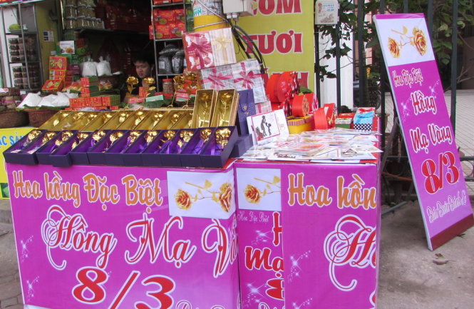 Một bông hoa hồng mạ vàng có giá 100 - 350 nghìn đồng - Ảnh: Hà Thanh