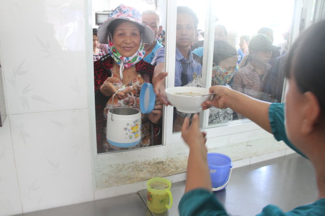 Các bác sĩ lưu ý khi nằm viện phải đặc biệt quan tâm đến bữa ăn để có đủ dinh dưỡng, giúp bệnh nhân mau lành bệnh - Ảnh: Đoàn Cường
