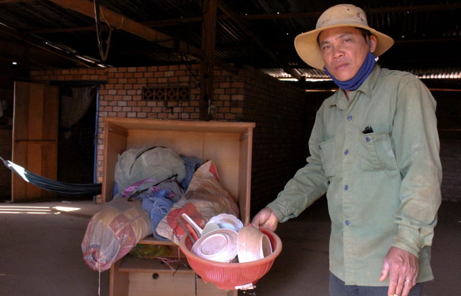 Ông Đỗ Gia Trường phải dời nhà đi nơi khác vì bụi - Ảnh: T.Thịnh