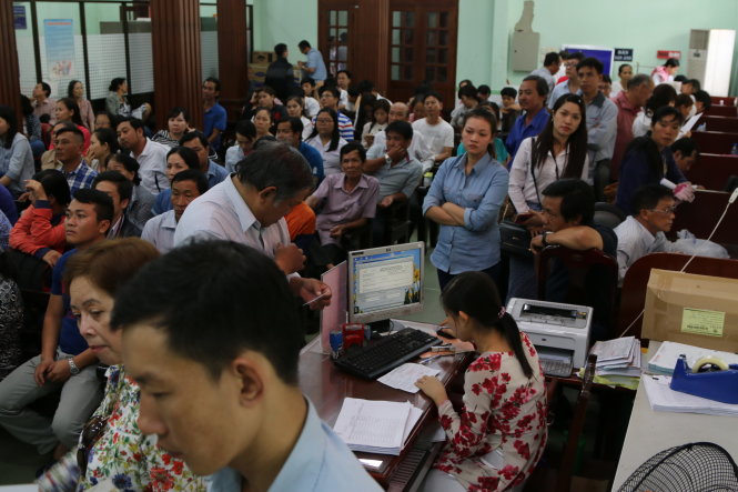 Người chờ làm thẻ căn cước công dân tại PC64, Công an TP.HCM (ảnh chụp chiều 7-3) - Ảnh: Gia Minh