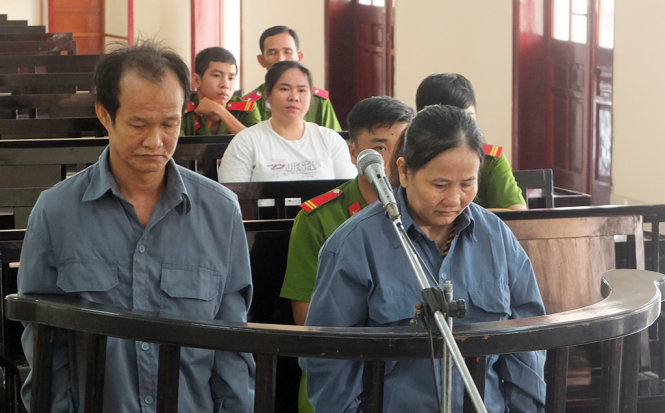 Hai bị cáo Phương và Lệ tại tòa sáng 11-3 - Ảnh: Thành Nhơn
