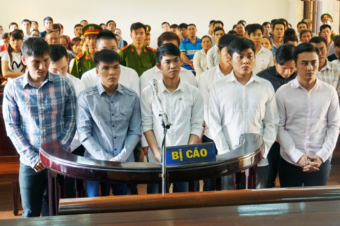 Các bị cáo lắng nghe tòa tuyên án - Ảnh: Hà Mi