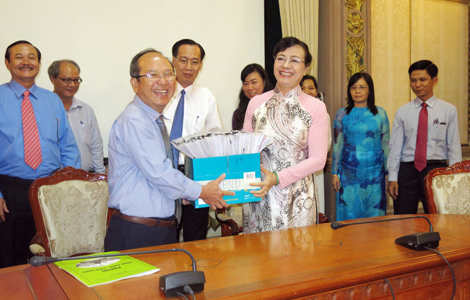 Chủ tịch Hội đồng bầu cử TPHCM Nguyễn Thị Quyết Tâm ký, bàn giao hồ sơ ứng cử đại biểu Quốc hội và đại biểu HĐND TP cho ông Nguyễn Hoàng Năng, Chủ tịch Ủy ban MTTQ Việt Nam TPHCM - Ảnh: Mai Hương