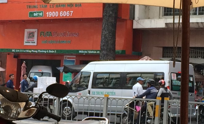 Xe trung chuyển Phương Trang dừng đậu trước trụ sở công ty này trên đường Lê Hồng Phong  - Ảnh: Lê Phan