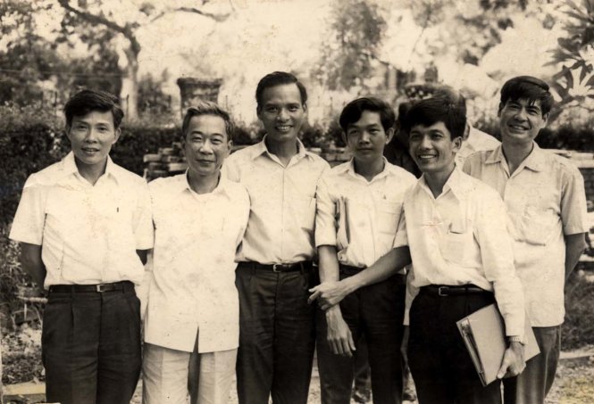Các nhà lãnh đạo văn học nghệ thuật miền Bắc gặp gỡ giới trí thức và sinh viên Sài Gòn tại Hà Nội vào tháng 9-1975. Trong ảnh (từ trái qua): giáo sư Lý Chánh Trung, nhà thơ Tố Hữu, các anh Lê Quang Vịnh, Lê Văn Nuôi, Huỳnh Tấn Mẫm, nhà văn Nguyễn Đình Thi - Ảnh: tư liệu Tuổi Trẻ