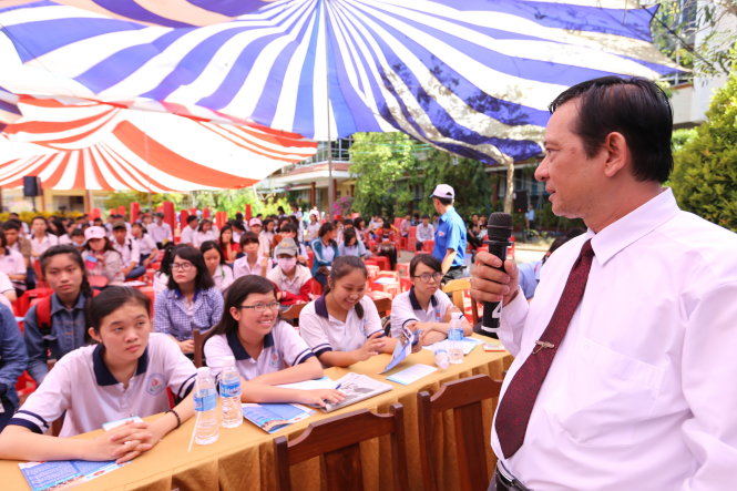 ThS Lê Thành Sơn, phó trưởng khoa sư phạm Trường ĐH Tiền Giang, giải đáp thắc mắc cho học sinh trong buổi tư vấn tuyển sinh - hướng nghiệp tại Tiền Giang sáng 12-3 - Ảnh: Như Hùng