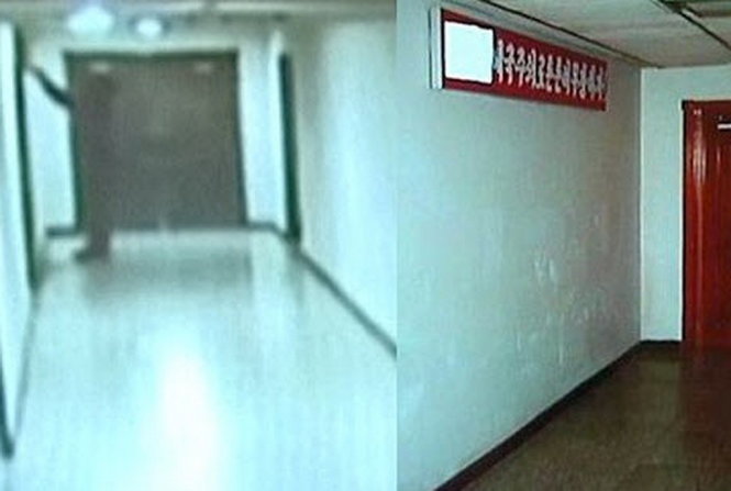 Ảnh cắt từ video cho thấy Warmbier đang tháo tấm biểu ngữ xuống