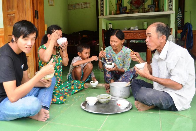 Cả gia đình vui vẻ bên bữa cơm trưa - Ảnh: Tấn Lực