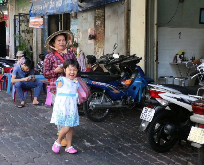 Hai bà cháu khi mưu sinh trên đường phố