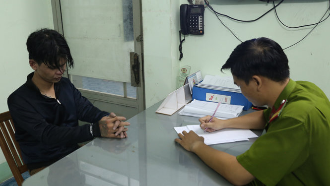 Công an đang lấy lời khai của Kiệt - Ảnh: Bá Sơn