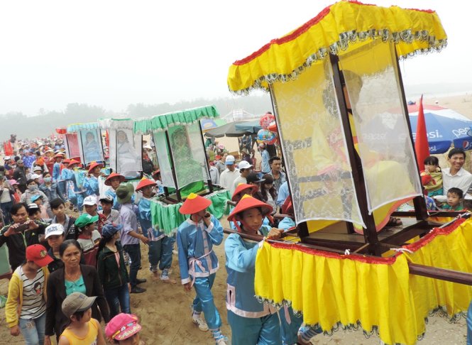 Lễ rước nước với sự tham gia của hàng trăm thiếu nữ và cụ ông cụ bà kéo dài hàng trăm mét từ bến sông về lăng Bà - Ảnh: Hoàng Duy
