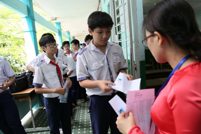 Thí sinh làm thủ tục trước giờ thi môn văn tại hội đồng thi Trường THCS Ngô Sĩ Liên, quận Tân Bình, TP.HCM kỳ thi tuyển sinh lớp 10 năm 2015 - Ảnh: Như Hùng