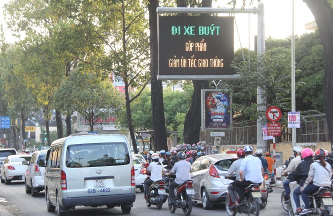 Thay vì sử dụng panô truyền thống, ở khúc giao giữa đường Võ Thị Sáu và đường Pasteur (TP.HCM) sử dụng một panô điện tử tuyên truyền người dân đi xe buýt góp phần giảm ách tắc giao thông - Ảnh: Duyên Phan