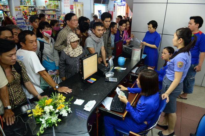 Chuyến tàu SE22 khởi hành từ TP.HCM đi Nha Trang đã phải quay về ga Sài Gòn vì sự cố sập cầu Ghềnh. Nhiều hành khách trả lại vé để đi bằng phương tiện khác - Ảnh: Quang Định