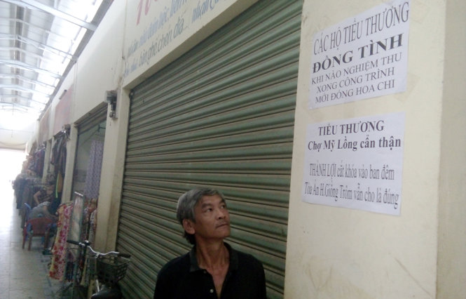 Nhiều tiểu thương đóng cửa, kéo nhau lên Ban quản quản lý chợ để phản đối việc thu hoa chi bất hợp lý.