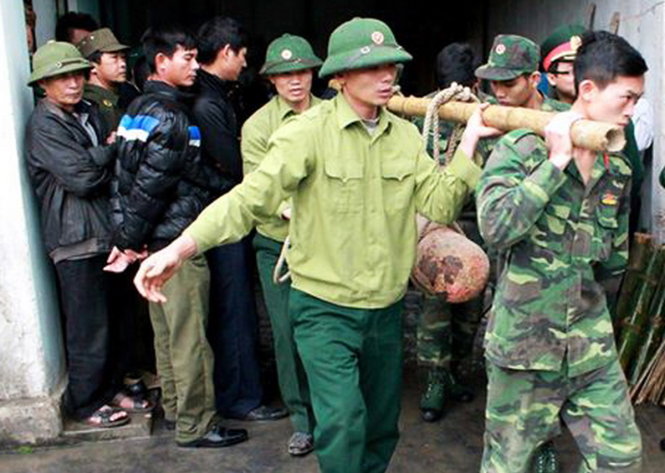 Cơ quan chức năng của TP. Hải Phòng tiến hành di dời thành công ba quả bom từ gia đình chuyên thu mua sắt vụn - Ảnh: CTV
