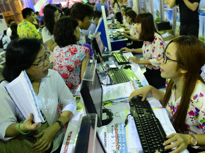 Khách hàng tìm hiểu thông tin du lịch tại gian hàng của Vietravel trong Ngày hội du lịch TP.HCM ở công viên 23-9 - Ảnh: Quang Định
