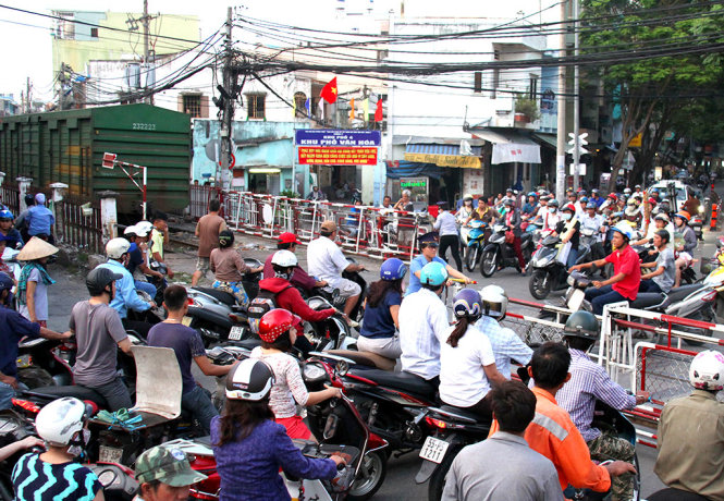 Điểm giao cắt giữa đường sắt và đường Trần Văn Đang, P.11, Q.3, TP.HCM thường xuyên gây kẹt xe vào giờ cao điểm - Ảnh: Hữu Khoa