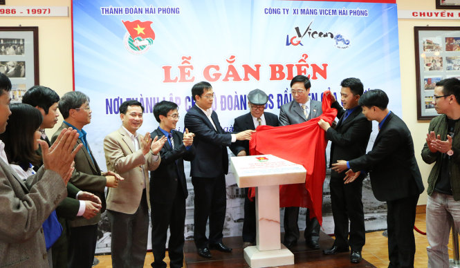 Ban thường vụ Thành đoàn Hải Phòng tổ chức gắn biển ghi nhận nơi thành lập chi bộ Đoàn đầu tiên của cả nước tại nhà máy Xi măng Hải Phòng (nay là công ty Xi măng Hải Phòng) - Ảnh: Tiến Thắng