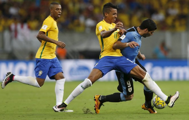 Brazil (áo vàng) và Uruguay có trận đấu bất phân thắng bại. Ảnh: Reuters
