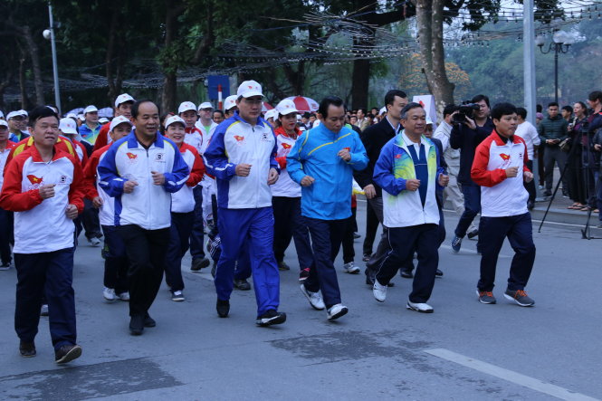 Ông Nguyễn Thiện Nhân (thứ ba từ trái sang) ủy viên Bộ chính trị, lãnh đạo Bộ VH-TT-DL, lãnh đạo UBND TP Hà Nội tham gia ngày chạy Olympic sáng 26- 3 tại bờ hồ Hoàn Kiếm- HN. Ảnh: Anh Tuấn