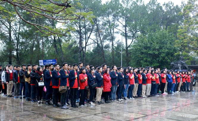 Thầy trò Trường Phan Huy Chú, Hà Nội hát quốc ca tại nghĩa trang Trường Sơn - Ảnh: V.Hà