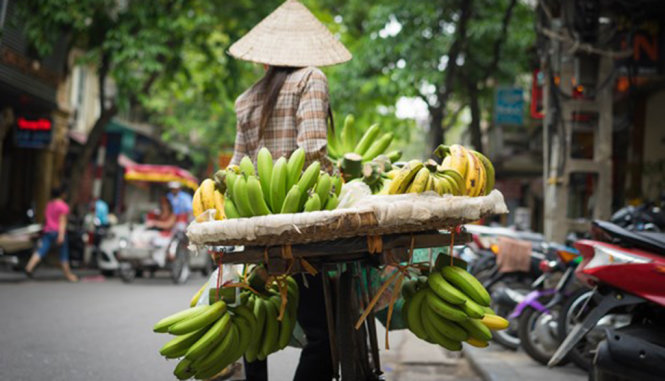 Một chị hàng rong bán chuối