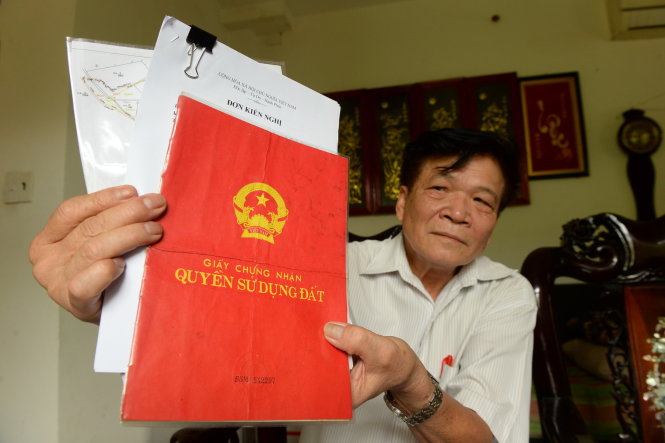 Ông Vũ Khắc Thiện và những tài liệu đi đòi đất                          - Ảnh: Hữu Khoa