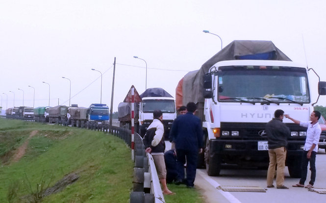 Đoàn xe biển Lào chở than quá tải có thể bị xử phạt 320 triệu đồng - Ảnh: D.Hòa
