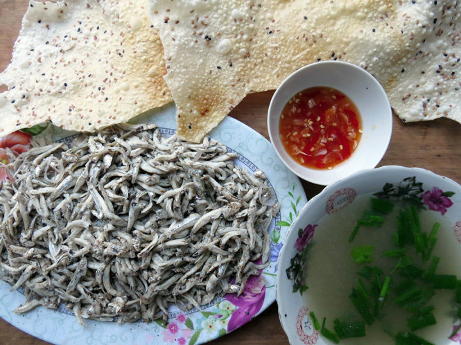 Món cá cơm luộc xúc bánh tráng