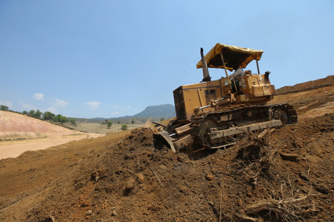San ủi đất tạo mặt bằng trồng rau, hoa ngay chân Lang Biang - Ảnh: Mai Vinh