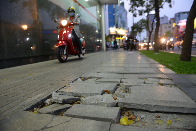 Đá granit lót trên vỉa hè đường Nam Kỳ Khởi Nghĩa, TP.HCM nhiều đoạn bị xuống cấp nghiêm trọng - Ảnh: Hữu Khoa