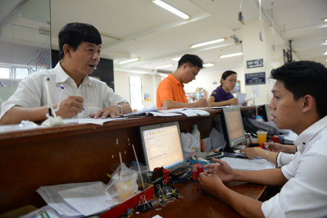Ông Phạm Trọng Bình (54 tuổi, quận Bình Thạnh, TP.HCM) làm thủ tục đăng ký nhận lương hưu tại Bảo hiểm xã hội TP.HCM - Ảnh: Hữu Khoa