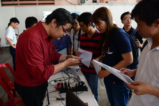 Khoa điện tử viễn thông Trường ĐH Khoa học tự nhiên (ĐH Quốc gia TP.HCM) giới thiệu thiết bị hỗ trợ trình chiếu PA Box tại lễ phát động chương trình thanh niên khởi nghiệp ngày 27-3 - Ảnh: Q.ĐỊNH