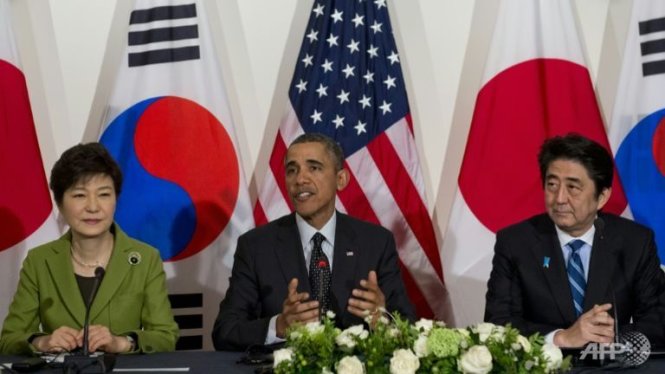 Tổng thống Hàn Quốc Park Geun-Hye (trái), Tổng thống Mỹ Barack Obama (giữa) và thủ tướng  Shinzo Abe (phải) trong một cuộc gặp ở khu nhà đại sứ Mỹ ở The Hague - Ảnh:AFP